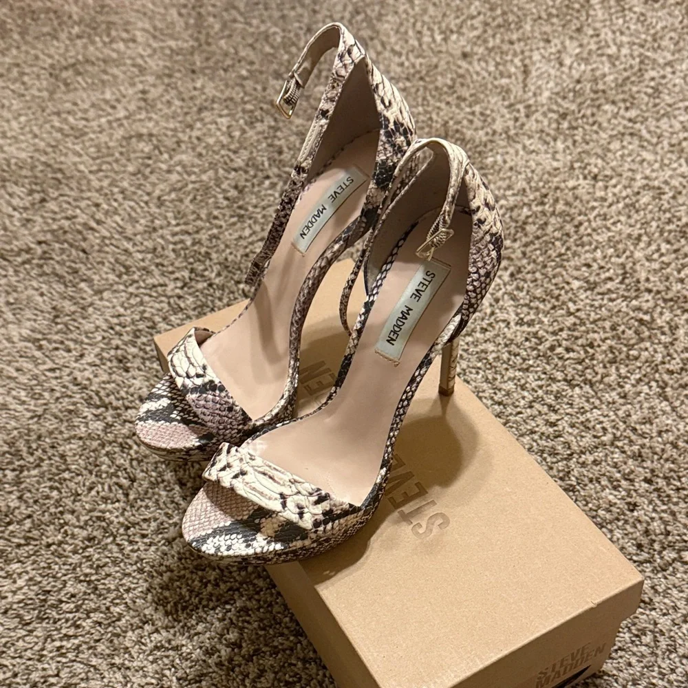 Steve Madden Black and Cream Patterned Heels - Picture 1 of 2
